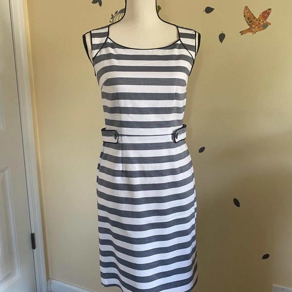 Great dress for daytime occasions. Beautiful fabric fully lined.